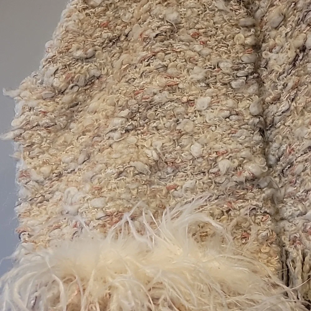 Thick fuzzy shawl with feather - Picture 5 of 11